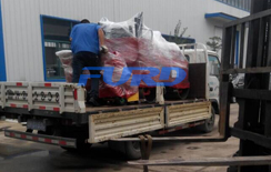 福瑞得機(jī)械座駕壓路機(jī)，路面開槽機(jī)成功裝車及時(shí)發(fā)貨
